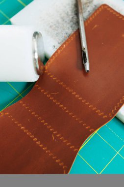 Deri eşyalar ve kahverengi deri parçaları yapmak için aletler. Deri ürünlerin üretimi. Yukarıdan görüntüle