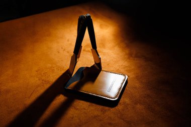 Deri eşyalar ve kahverengi deri parçaları yapmak için aletler. Deri ürünlerin üretimi. Yukarıdan görüntüle