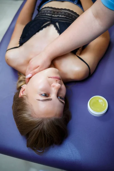 Uma Jovem Está Deitada Sofá Ela Está Tendo Uma Massagem — Fotografia de Stock
