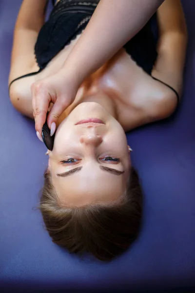 Uma Jovem Está Deitada Sofá Ela Está Tendo Uma Massagem — Fotografia de Stock
