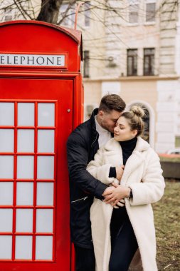 Dış giysili sevimli bir çift baharda sokakta yürüyor. Açık havada birlikte eğlenmek. Genç şık bir çift..