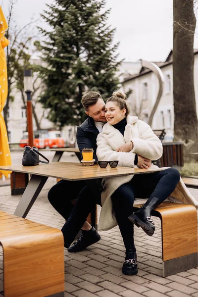 Счастливая Молодая Пара Влюбленная Верхнюю Одежду Сидит Столом Пьет Кофе — стоковое фото