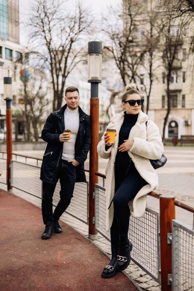 Una Joven Pareja Está Caminando Por Calle Disfrutando Del Aire —  Fotos de Stock