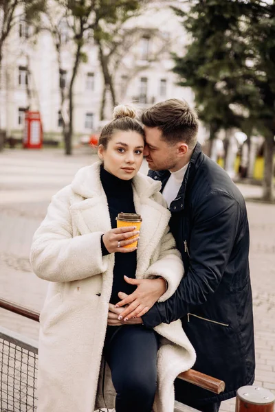 Boldog Fiatal Szerelmesek Felsőruhában Sétálnak Utcán Kávét Isznak Szabadidő Szabad — Stock Fotó