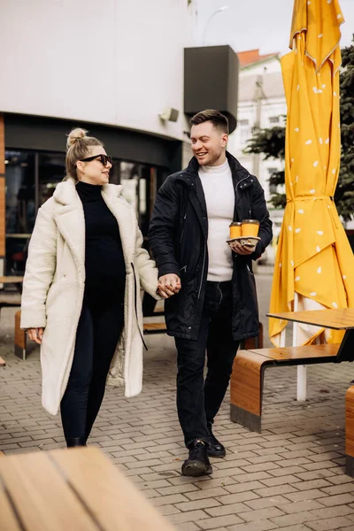 가을에 사랑에 부부는 거리를 커피를 마신다 야외에서 오락을 수있다 — 스톡 사진