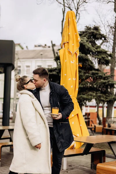 Jeune Couple Amoureux Automne Vêtements Plein Air Promène Dans Rue — Photo