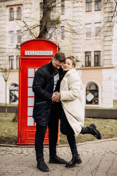春には アウターを愛するかわいいカップルが通りを歩いています オープンエアで一緒にレクリエーション 若いスタイリッシュなカップル — ストック写真