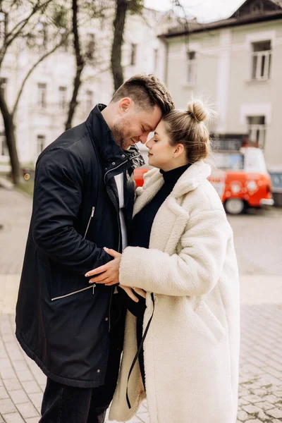 Jeune Couple Amoureux Marche Dans Rue Profite Air Frais Heureux — Photo