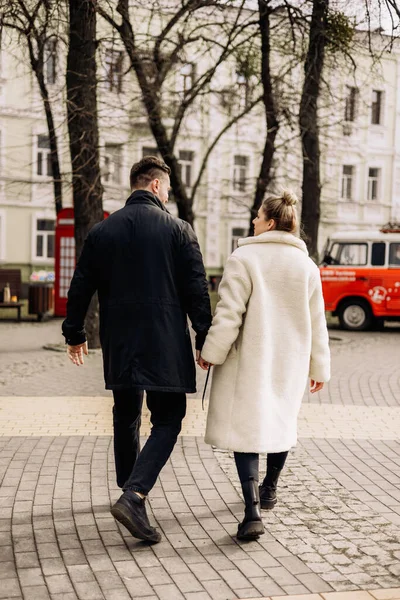 Jovem Casal Apaixonado Está Andando Rua Desfrutando Fresco Casamento Feliz — Fotografia de Stock