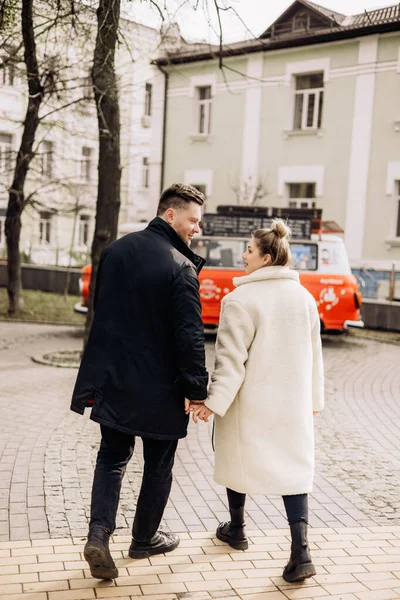 若いカップルが通りを歩き 新鮮な空気を楽しんでいます 幸せな夫婦 スタイリッシュな夫婦 男と女 — ストック写真