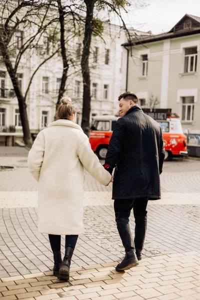 Молодая Влюбленная Пара Идет Улице Наслаждается Свежим Воздухом Счастливая Супружеская — стоковое фото