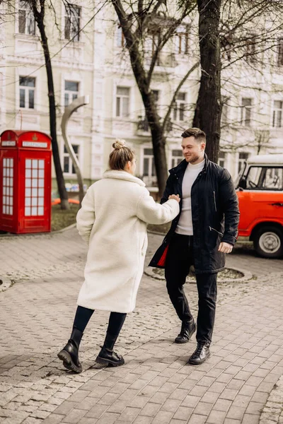 若いカップルが通りを歩き 新鮮な空気を楽しんでいます 幸せな夫婦 スタイリッシュな夫婦 男と女 — ストック写真