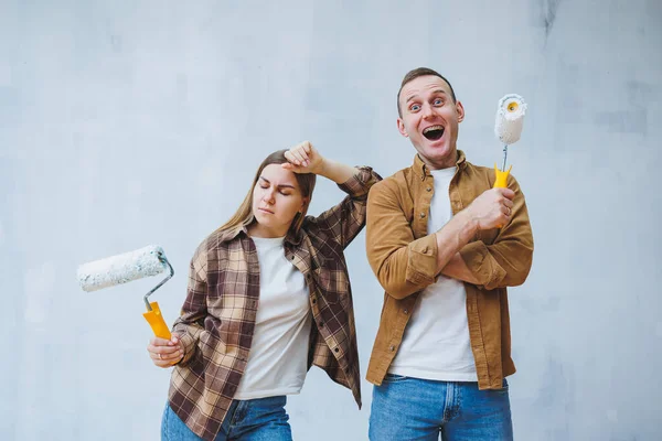 Happy Young Married Couple Love Shirts Doing Renovations Renovating Walls — Stock Photo, Image
