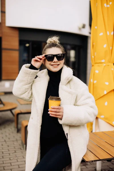 Una Joven Bonita Mujer Con Abrigo Piel Blanca Gafas Sol — Foto de Stock