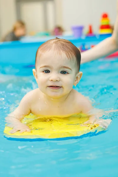 Stock image Little boy 2 years old are in the pool. Swimming lessons for young children.