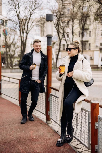 若いカップルが通りを歩いて新鮮な空気を楽しんでいます 幸せな夫婦 スタイリッシュなカップル 男と女 選択的焦点 — ストック写真