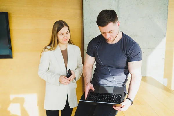 Dos Colegas Jóvenes Hombre Mujer Que Trabajan Juntos Espacio Trabajo — Foto de Stock