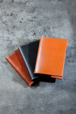 Gri arka planda siyah deri kart tutucu. El yapımı deri ürünler..