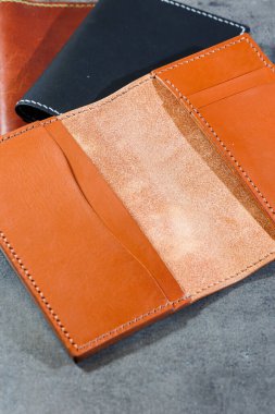 Gri arka planda siyah deri kart tutucu. El yapımı deri ürünler..