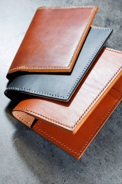 Gri arka planda siyah deri kart tutucu. El yapımı deri ürünler..