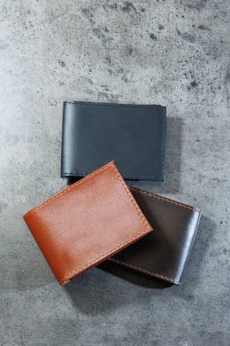 Gri arka planda siyah deri kart tutucu. El yapımı deri ürünler..
