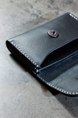 Gri arka planda siyah deri kart tutucu. El yapımı deri ürünler..