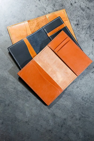 Gri arka planda siyah deri kart tutucu. El yapımı deri ürünler..