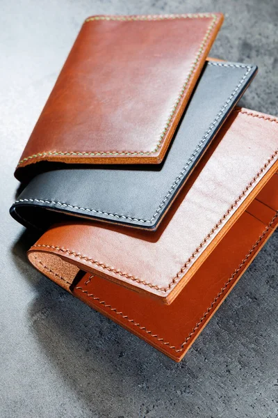 Gri arka planda siyah deri kart tutucu. El yapımı deri ürünler..