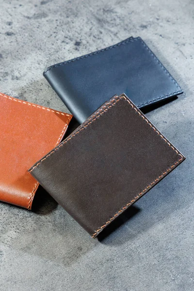 Gri arka planda siyah deri kart tutucu. El yapımı deri ürünler..