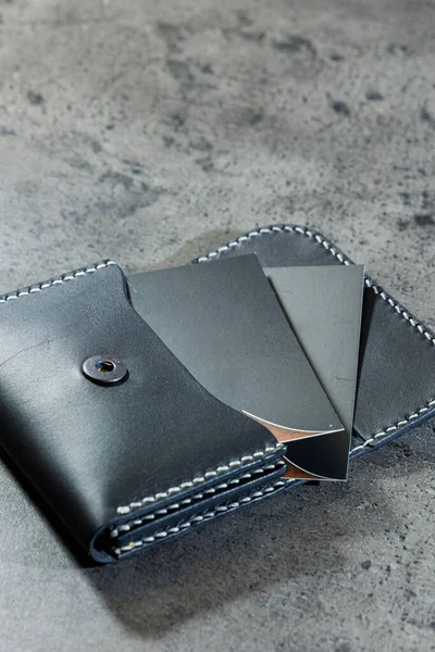 Gri arka planda siyah deri kart tutucu. El yapımı deri ürünler..