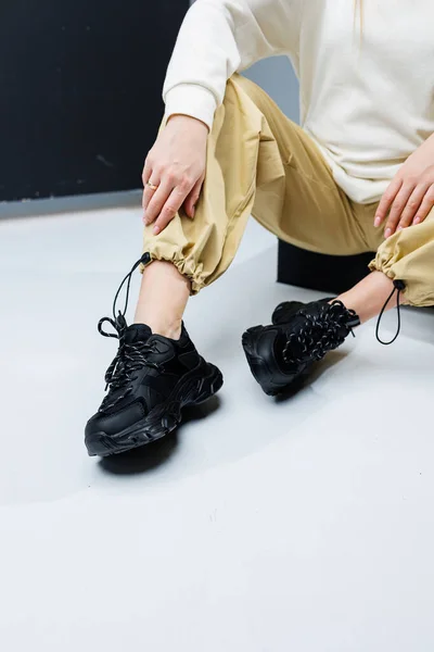 Женская Мода Удобная Обувь Женщин Стройные Женские Ноги Брюках Черные — стоковое фото