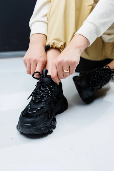 カジュアルな女性のファッション 女性のための快適な靴 パンツやブラックのスタイリッシュなカジュアルスニーカーでスレンダー女性の足 女性の快適な夏の靴 — ストック写真