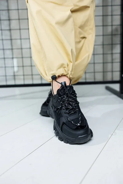 Casual Damesmode Comfortabele Schoenen Voor Vrouwen Slanke Vrouwelijke Benen Een — Stockfoto
