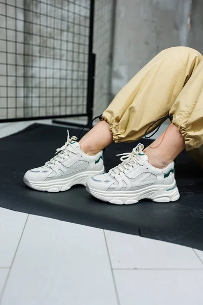Casual Damesmode Comfortabele Schoenen Voor Vrouwen Vrouwelijke Benen Broek Witte — Stockfoto