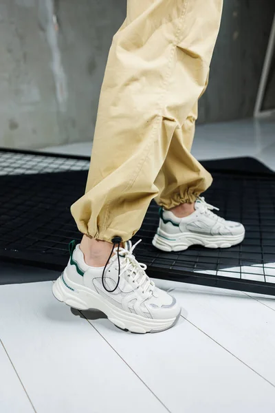 Lässige Damenmode Bequeme Schuhe Für Frauen Frauenbeine Hosen Und Weißen — Stockfoto