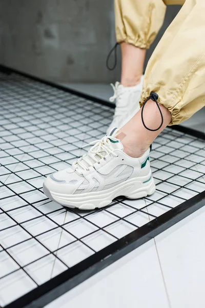 Lässige Damenmode Bequeme Schuhe Für Frauen Frauenbeine Hosen Und Weißen — Stockfoto