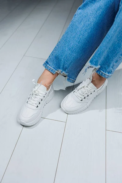 Pernas Femininas Tênis Elegantes Brancos Moda Feminina Casual Sapatos Confortáveis — Fotografia de Stock