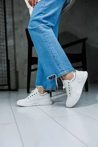 Жіночі Ноги Білих Стильних Кросівках Випадкова Жіноча Мода Зручне Взуття — стокове фото