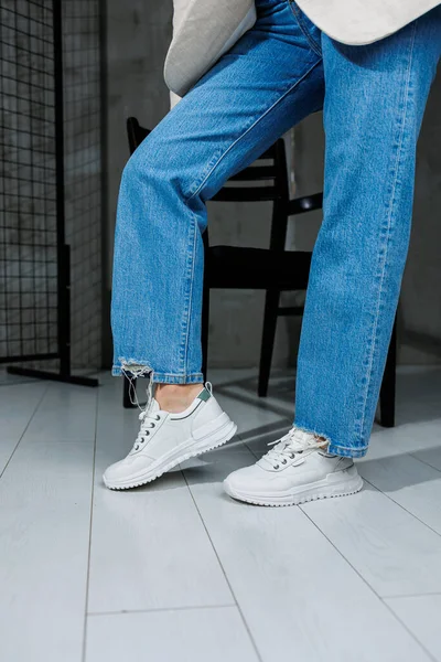 Vrouwelijke Benen Witte Stijlvolle Sneakers Casual Damesmode Comfortabele Schoenen Voor — Stockfoto
