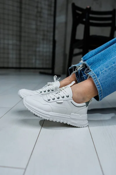 Frauenbeine Weißen Stylischen Turnschuhen Lässige Damenmode Bequeme Schuhe Für Frauen — Stockfoto