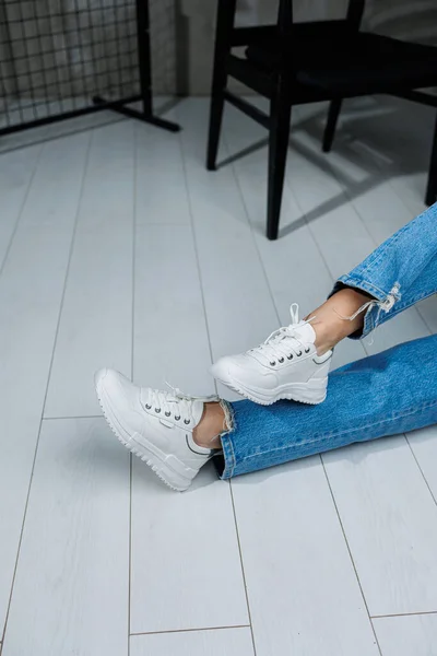 Patas Femeninas Zapatillas Blancas Con Estilo Moda Mujer Casual Zapatos — Foto de Stock