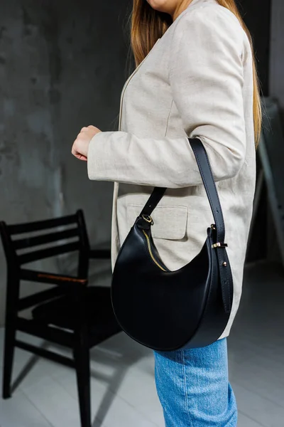 女用皮革时尚包 一个女人手里拿着一个黑色经典的日常手提包 — 图库照片