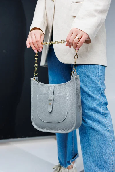 Frauen Leder Stilvolle Handtasche Eine Blaue Alltagstasche Den Händen Einer — Stockfoto