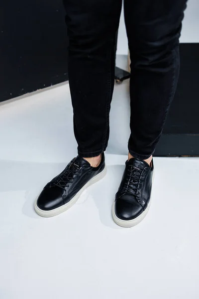 Primer Plano Las Piernas Masculinas Zapatillas Deporte Casual Cuero Negro — Foto de Stock