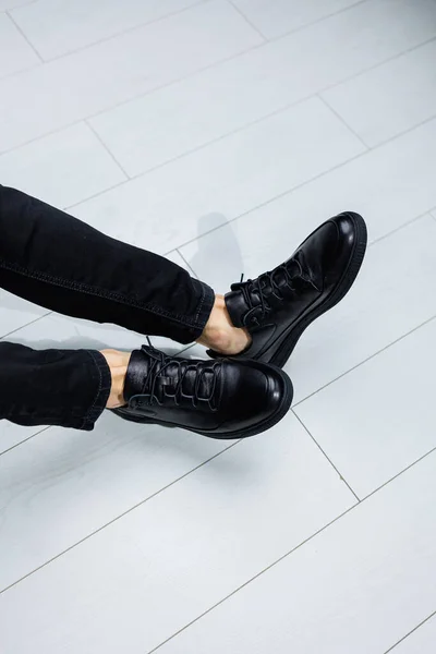 Manliga Ben Svarta Jeans Närbild Svart Läder Casual Sneakers Bekväma — Stockfoto