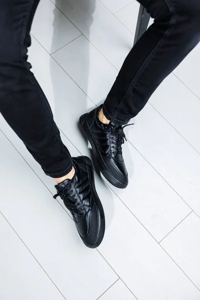 Piernas Masculinas Jeans Negros Close Zapatillas Casual Cuero Negro Cómodos — Foto de Stock