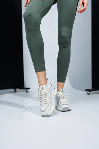Λεπτά Γυναικεία Πόδια Κολάν Και Λευκά Κομψά Casual Sneakers Γυναικεία — Φωτογραφία Αρχείου