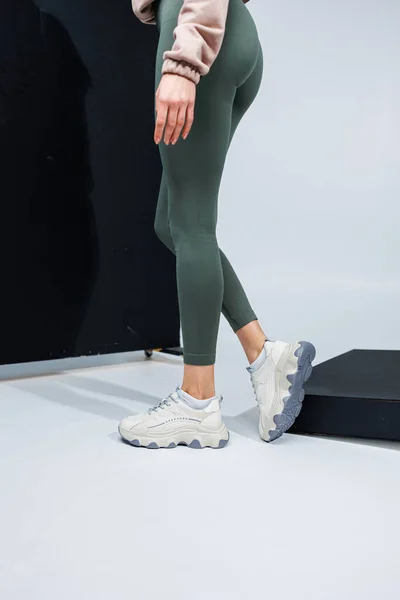 Smukłe Kobiece Nogi Legginsach Białe Stylowe Trampki Casual Damskie Wygodne — Zdjęcie stockowe