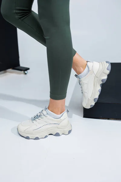 Slanke Vrouwelijke Benen Legging Witte Stijlvolle Casual Sneakers Comfortabele Zomerschoenen — Stockfoto