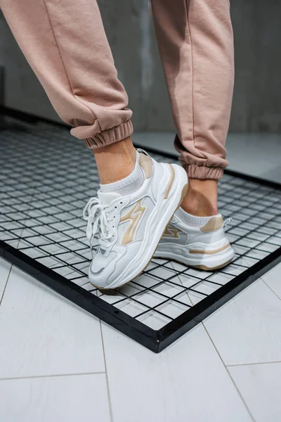 Αθλητικά Παπούτσια Για Γυναίκες Λεπτά Γυναικεία Πόδια Παντελόνι Και Λευκά — Φωτογραφία Αρχείου